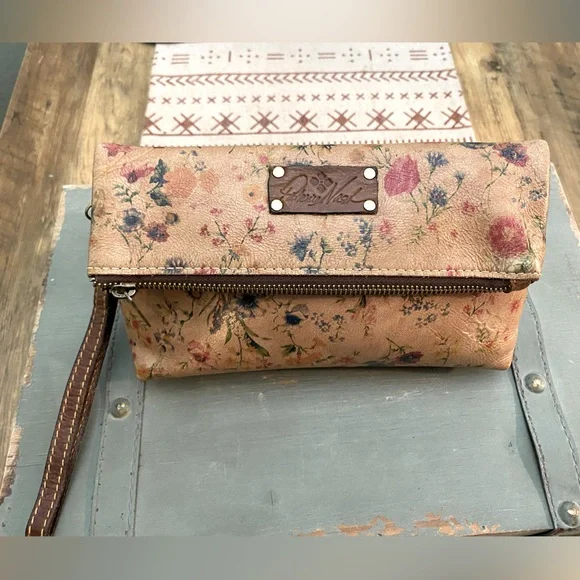 s-l400.jpg Patricia Nash Wristlet GUC main image 1